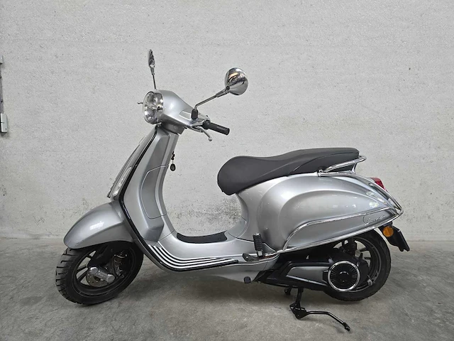 Vespa - bromscooter - elletrica - electrische 45km uitvoering dxn15j - afbeelding 1 van  7