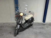 Vespa - bromscooter - primavera 4t - motorised scooter - afbeelding 9 van  10