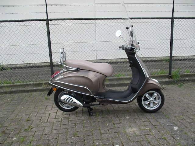 Vespa - bromscooter - primavera 4t - scooter - afbeelding 8 van  11