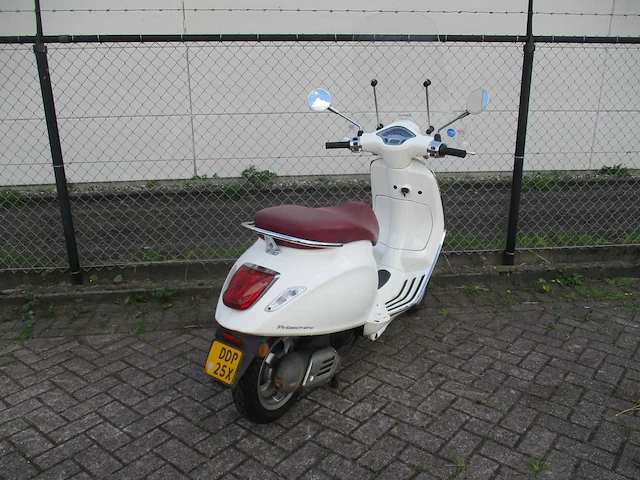 Vespa - bromscooter - primavera 4t - scooter - afbeelding 9 van  11