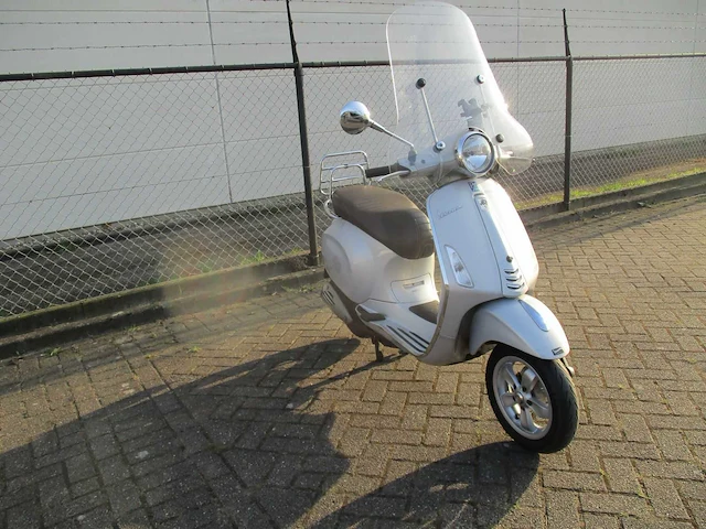 Vespa - bromscooter - primavera touring 4t - scooter - afbeelding 7 van  11