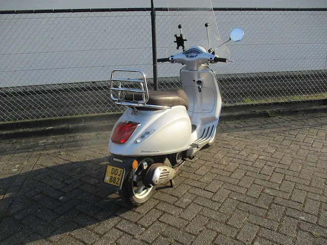 Vespa - bromscooter - primavera touring 4t - scooter - afbeelding 9 van  11