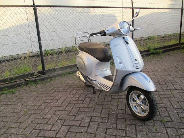 Vespa - bromscooter - primavera touring 4t - scooter - afbeelding 7 van  11