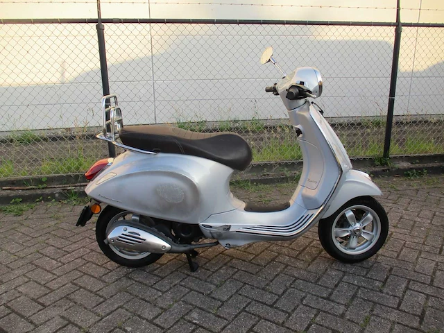 Vespa - bromscooter - primavera touring 4t - scooter - afbeelding 8 van  11