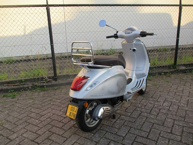 Vespa - bromscooter - primavera touring 4t - scooter - afbeelding 9 van  11