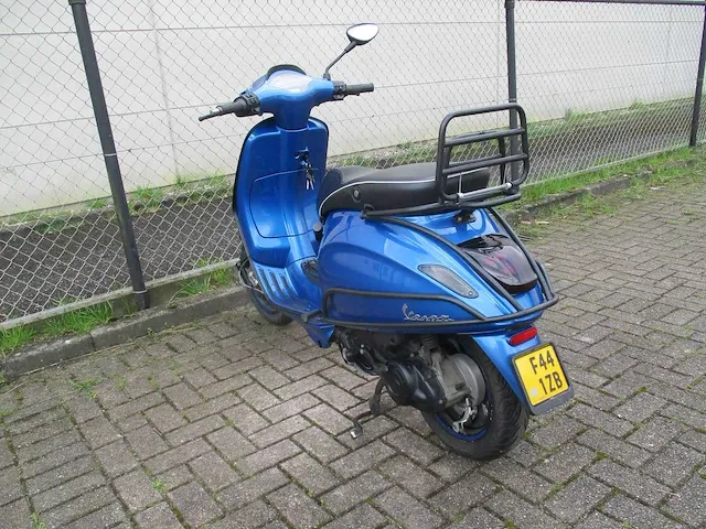 Vespa - bromscooter - sprint 4t - scooter - afbeelding 2 van  12