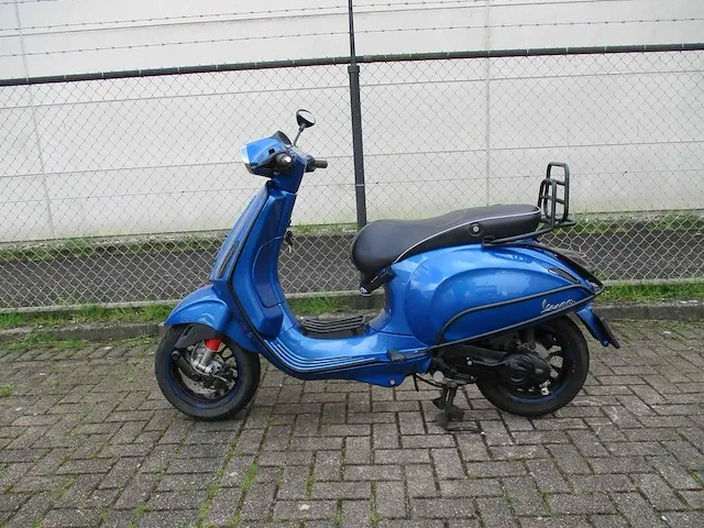 Vespa - bromscooter - sprint 4t - scooter - afbeelding 1 van  12