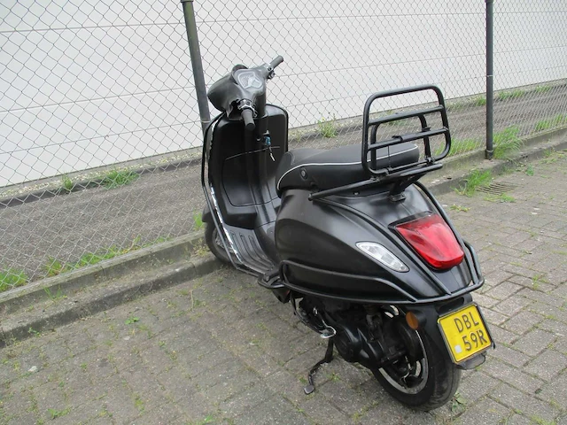 Vespa - bromscooter - sprint 4t - scooter - afbeelding 2 van  12