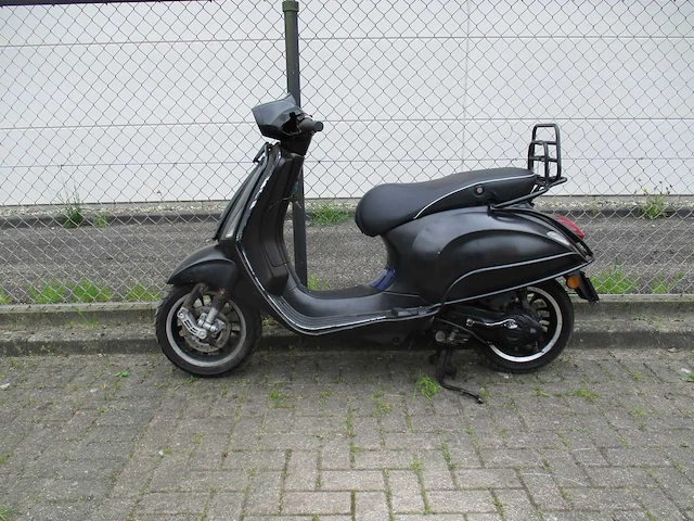 Vespa - bromscooter - sprint 4t - scooter - afbeelding 1 van  12