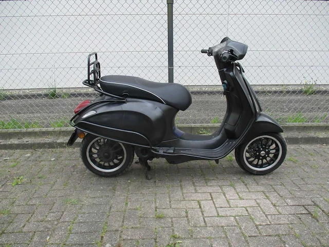 Vespa - bromscooter - sprint 4t - scooter - afbeelding 9 van  12