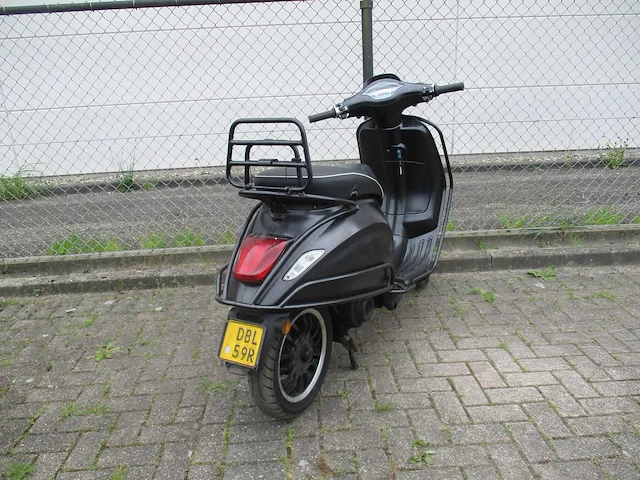 Vespa - bromscooter - sprint 4t - scooter - afbeelding 10 van  12