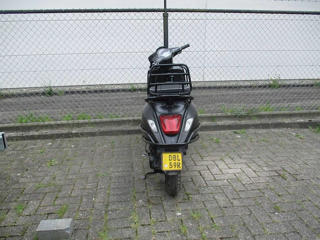 Vespa - bromscooter - sprint 4t - scooter - afbeelding 11 van  12