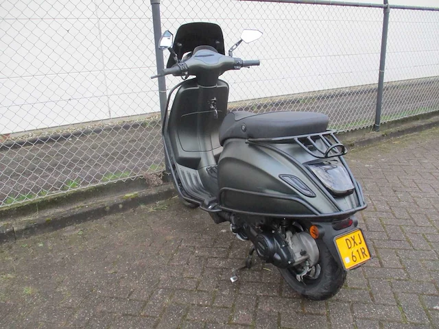 Vespa - bromscooter - sprint 50 custom special injectie - scooter - afbeelding 2 van  11