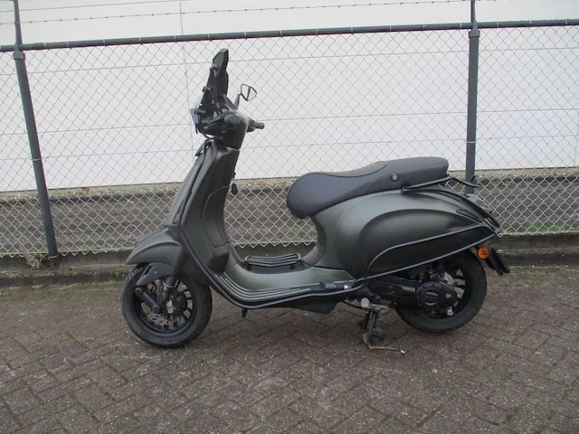Vespa - bromscooter - sprint 50 custom special injectie - scooter - afbeelding 1 van  11