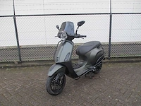 Vespa - bromscooter - sprint 50 custom special injectie - scooter - afbeelding 4 van  11