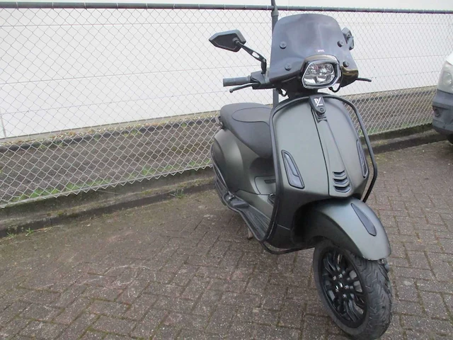 Vespa - bromscooter - sprint 50 custom special injectie - scooter - afbeelding 7 van  11