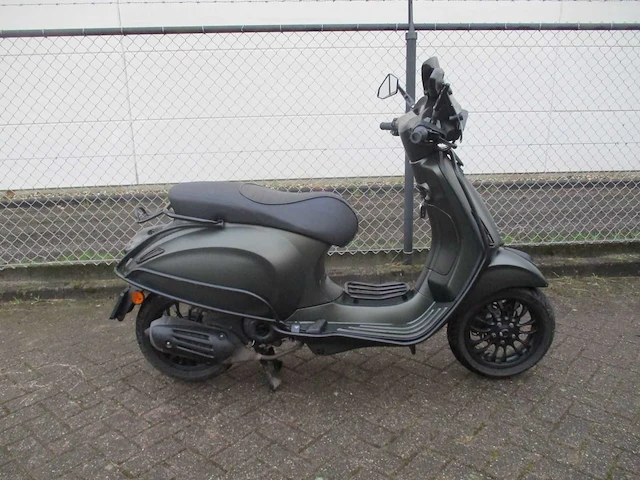 Vespa - bromscooter - sprint 50 custom special injectie - scooter - afbeelding 8 van  11