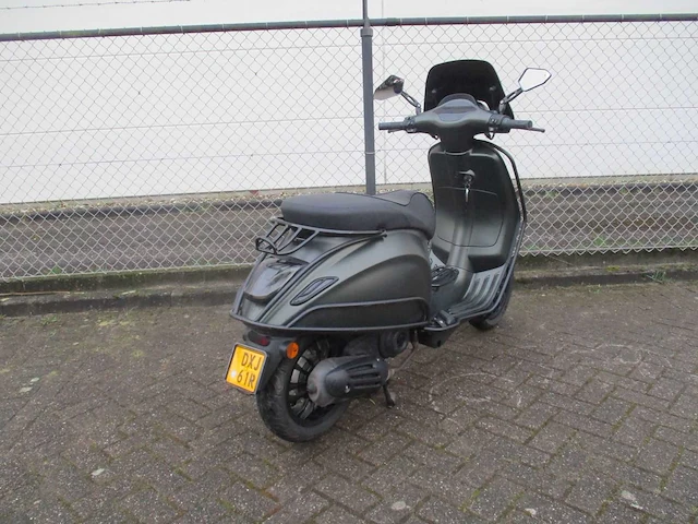 Vespa - bromscooter - sprint 50 custom special injectie - scooter - afbeelding 9 van  11