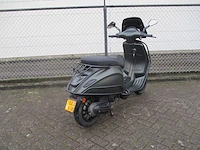 Vespa - bromscooter - sprint 50 custom special injectie - scooter - afbeelding 9 van  11