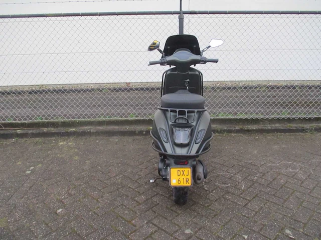 Vespa - bromscooter - sprint 50 custom special injectie - scooter - afbeelding 10 van  11