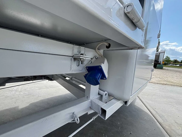 Vespa - drafts - ape - e-scooter foodtruck 2025 - afbeelding 10 van  24