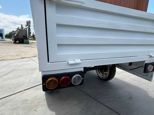 Vespa - drafts - ape - e-scooter foodtruck 2025 - afbeelding 13 van  24