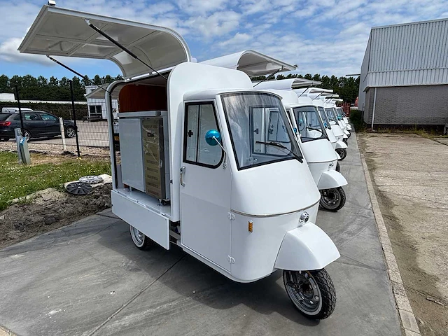Vespa - drafts - ape - e-scooter foodtruck 2025 - afbeelding 12 van  24