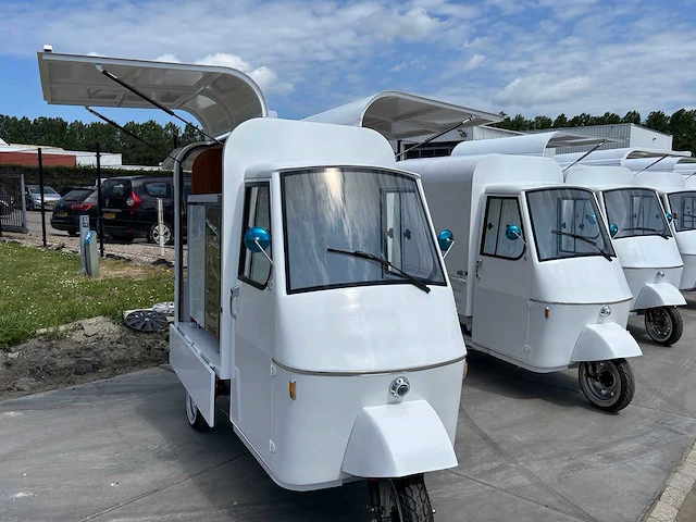 Vespa - drafts - ape - e-scooter foodtruck 2025 - afbeelding 18 van  24