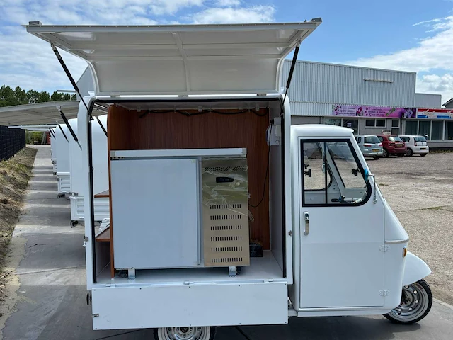Vespa - drafts - ape - e-scooter foodtruck 2025 - afbeelding 19 van  24