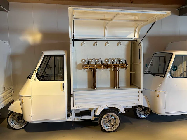 Vespa - drafts - ape - e-scooter foodtruck 2025 - afbeelding 20 van  24