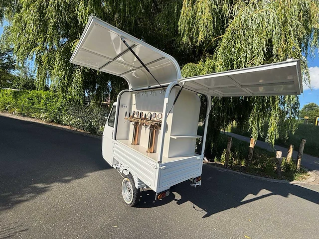Vespa - drafts - ape - e-scooter foodtruck 2025 - afbeelding 23 van  24