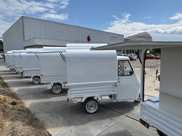 Vespa - drafts - ape - e-scooter foodtruck 2025 - afbeelding 24 van  24