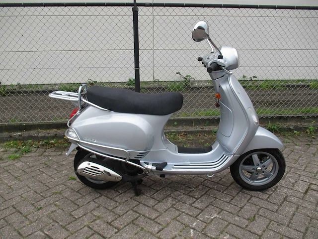 Vespa - motorscooter - lx 125 - motorfiets - afbeelding 8 van  11