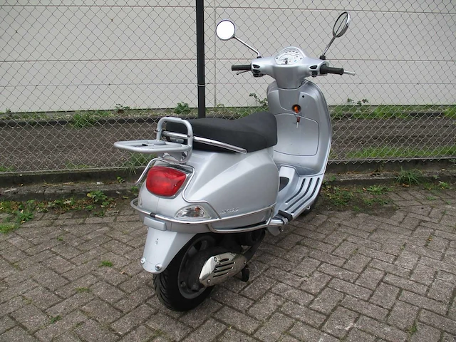 Vespa - motorscooter - lx 125 - motorfiets - afbeelding 9 van  11