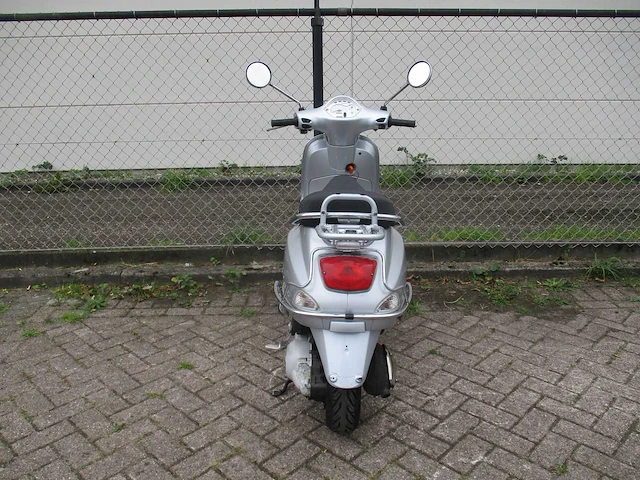 Vespa - motorscooter - lx 125 - motorfiets - afbeelding 10 van  11