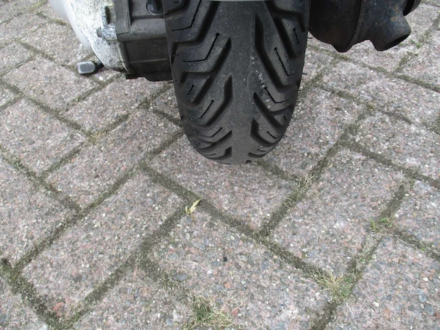 Vespa - motorscooter - lx 125 - motorfiets - afbeelding 11 van  11