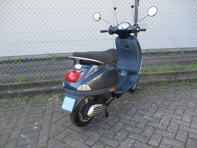 Vespa - snorscooter - lx 50 4t - scooter - afbeelding 9 van  11