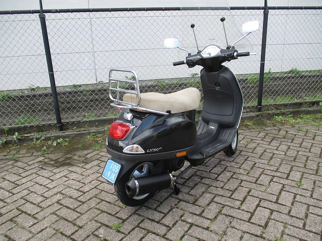 Vespa - snorscooter - lx 50 4t - scooter - afbeelding 9 van  11
