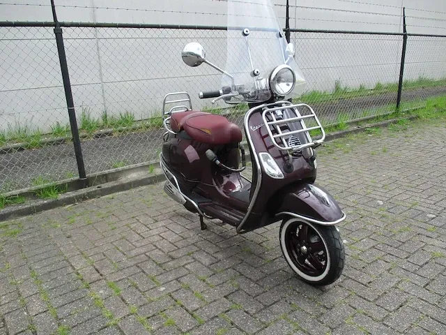 Vespa - snorscooter - lxv 50 vie della moda 4t - scooter - afbeelding 4 van  9