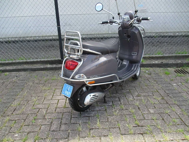 Vespa - snorscooter - lxv vie della moda 4t - scooter - afbeelding 11 van  12