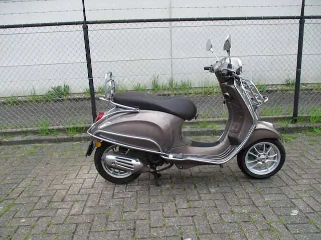 Vespa - snorscooter - primavera touring 4t injectie - scooter - afbeelding 8 van  11