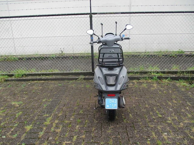 Vespa - snorscooter - sprint 4t - scooter - afbeelding 10 van  11