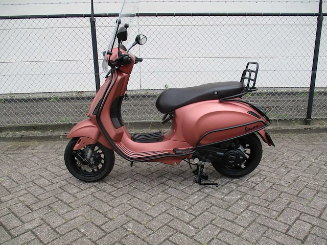 Vespa - snorscooter - sprint 50 injectie - scooter - afbeelding 1 van  11