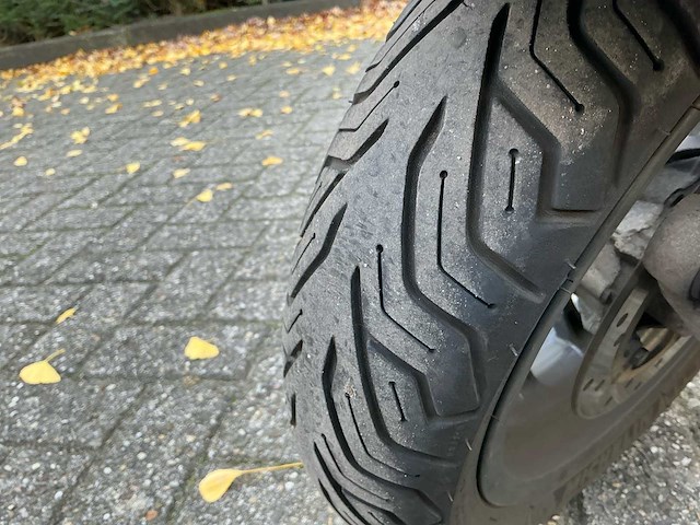 Vespa - sprint - scooter - afbeelding 18 van  29