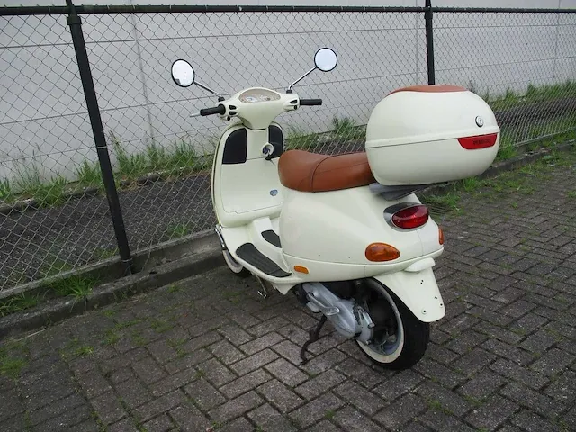 Vespa et 4 125 cc - motorscooter - 4 tact - motorfiets - afbeelding 2 van  11