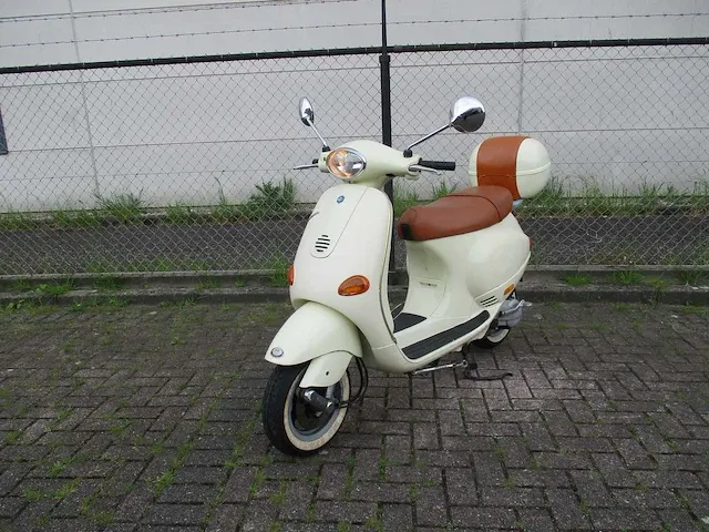 Vespa et 4 125 cc - motorscooter - 4 tact - motorfiets - afbeelding 4 van  11