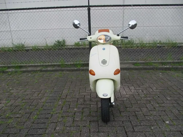 Vespa et 4 125 cc - motorscooter - 4 tact - motorfiets - afbeelding 5 van  11
