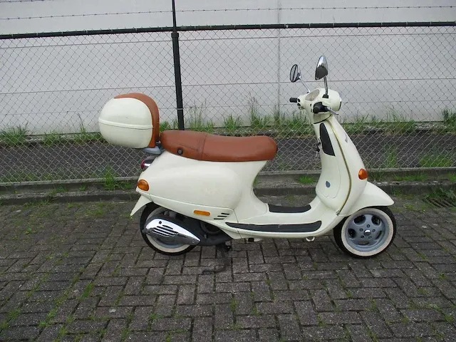 Vespa et 4 125 cc - motorscooter - 4 tact - motorfiets - afbeelding 8 van  11