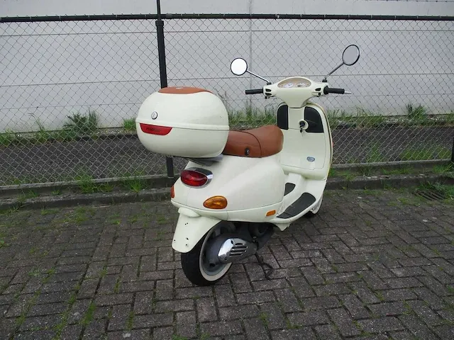 Vespa et 4 125 cc - motorscooter - 4 tact - motorfiets - afbeelding 9 van  11
