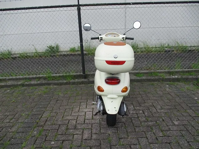 Vespa et 4 125 cc - motorscooter - 4 tact - motorfiets - afbeelding 10 van  11